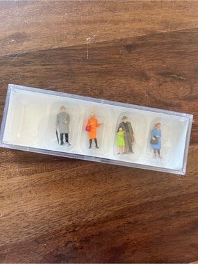 Preiser Miniature figure Set - four People - the travelers